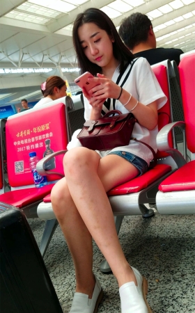 长发白色衬衫热裤极品美女