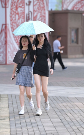 黑色包屯裙美腿