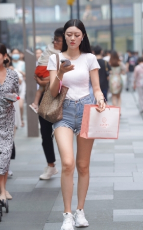 热裤美女