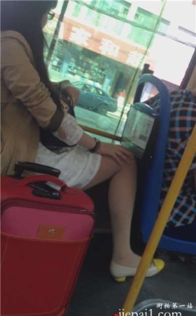公交车上拍摄肉丝袜连衣裙女孩