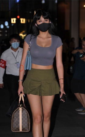 绿色短裙美腿小蛮腰
