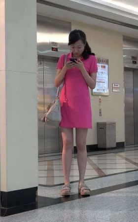 4K - 粉色包臀裙美女买鞋试鞋 [2.49 GB/MP4]