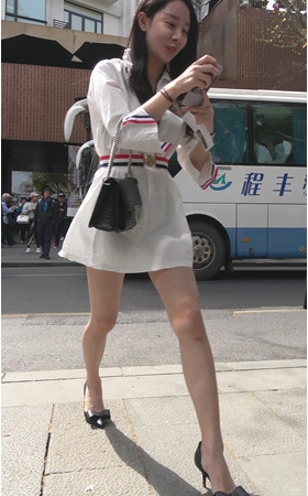 白色连衣裙长腿美女