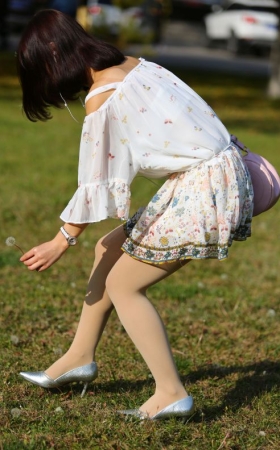 校园里爱玩蒲公英的美女