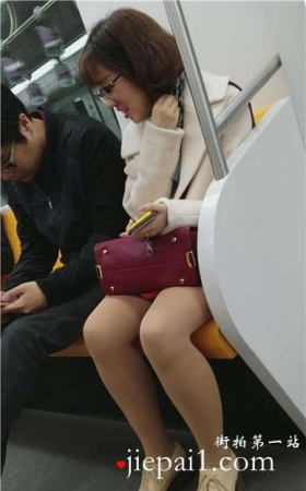 4k-地铁上偶遇肉丝美足可爱眼镜妹