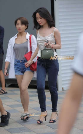 性感小背心，紧牛小姐姐 [20P]
