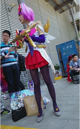 漂亮的高跟紫色SWcosplay美女
