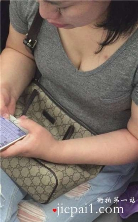 地铁拍摄丰满傲人双峰诱人沟沟美眉