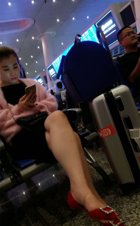 漂亮的大美女挑鞋玩
