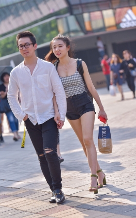 白皙美腿紧牛短裤美女
