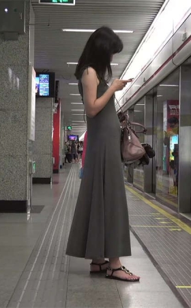 等地铁的长裙MM