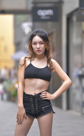 身材火辣黑色小热裤