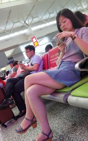 4k-短裙凉拖街拍美腿美颜小姐姐