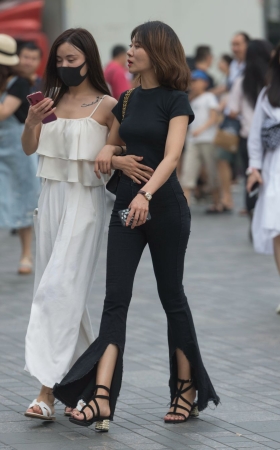 长腿黑色紧身牛仔裤小姐姐