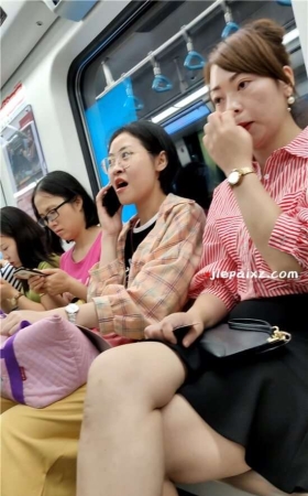 坐姿端庄的妹子 [673 MB/mp4]