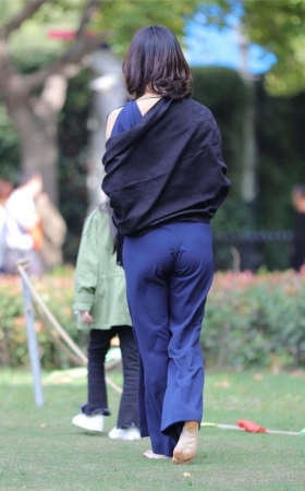 No1707 真正的九头身美女脱了鞋，风姿绰约地教女儿如何走台