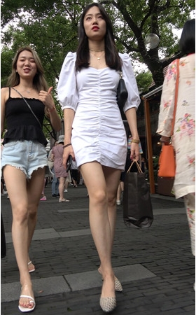 白色连体裙美女