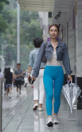 心爱的蓝色瑜伽裤女孩