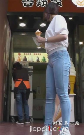 脸色红润紧身蓝牛好身材美女跟男友手挽手压马路。[639 MB]