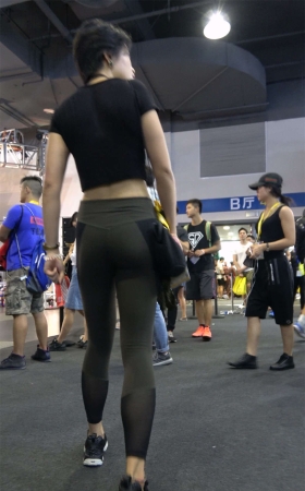 极品苗条小蛮腰露脐紧身运动弹力裤性感美女
