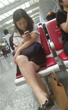 4k视频，气质丝足美腿姐姐悄悄晾脚
