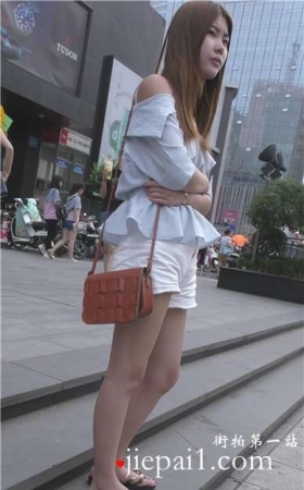 4k-广场边上超美白皙大腿人字拖玉足少女。