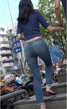 牛仔紧身裤蓝衣美女