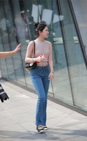甜美露背牛仔裤