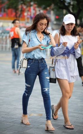 牛仔气质小姐姐, 年纪小的男生恐怕难以招架 [19P]