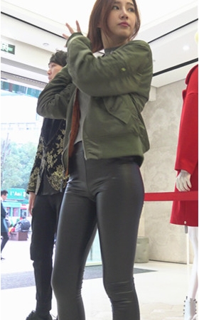 漂亮的极品长腿皮裤美女