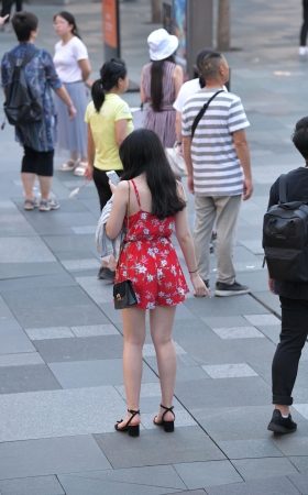 清凉的白皙肌肤女友