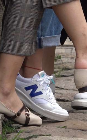 4k-街拍清纯可人米色鞋美足美女