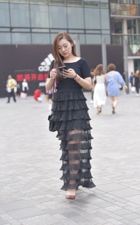 丰满时尚的蛋糕裙美女