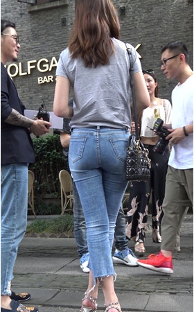 紧身牛仔裤美女