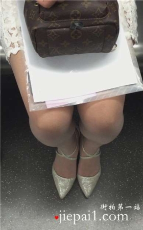 地铁上偶遇清纯文静甜美小仙女，一双大眼睛颜值爆表。