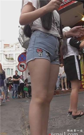 街拍牛仔热裤肉肉的美臀性感美女 [1.05 GB]