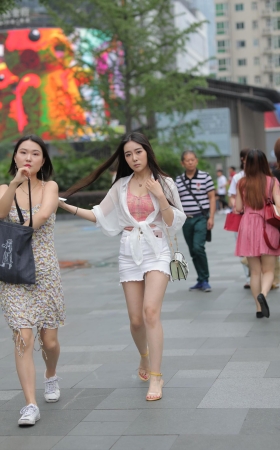 一处梅花一处情 ，半含羞涩半含风
