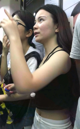 地铁上的极品短裤妹子