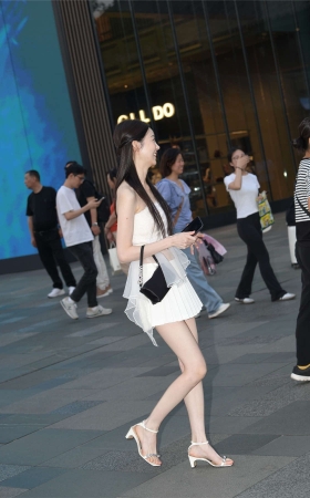 甜美白色连衣裙