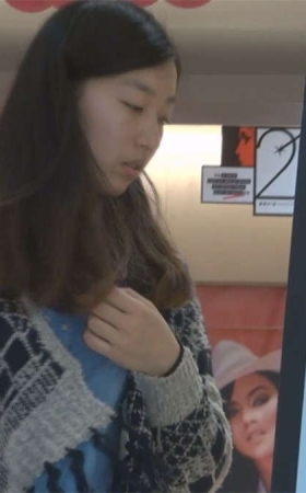 高挑女孩的长丝足
