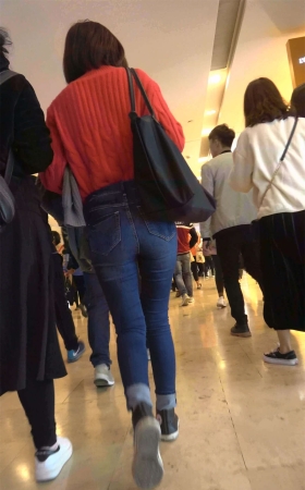 牛仔紧身气质小姐姐