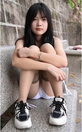 白色短裤女孩【套图+视频】
