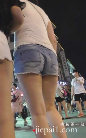 街拍超短热裤翘臀美眉跟闺蜜逛夜市 [599 MB]