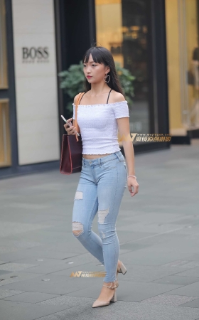 紧牛翘臀 [22P]