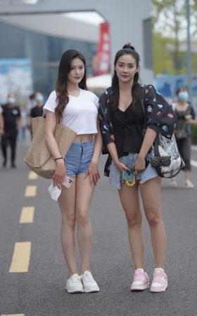 两位热裤美腿美眉