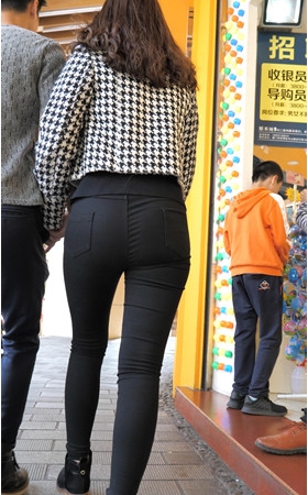 黑色紧身裤小妹
