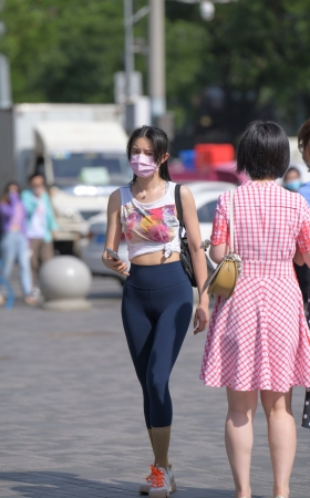 蓝色高挑紧身裤美女