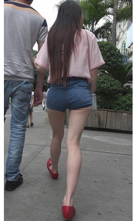 长发热裤牛仔小妹