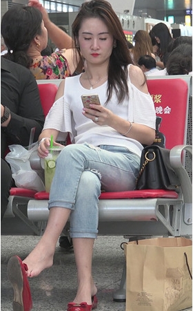 红鞋牛仔裤妹子