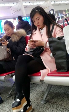 4k-粉色毛呢长外套街拍黑丝美腿姐姐